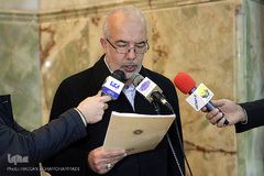 محمد رضا پور معین، پیشکسوت قرآنی در حال قرائت میثاق نامه جامعه قرآنی با آرمانهای امام خمینی (ره)