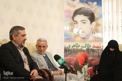 دیدار نمایندگان جامعه قرآنی با خانواده شهید طالب طاهری