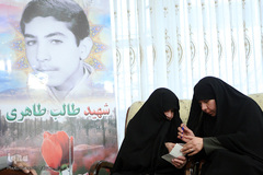 دیدار نمایندگان جامعه قرآنی با خانواده شهید طالب طاهری