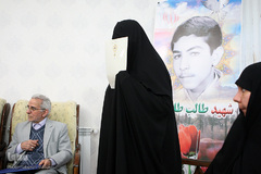 دیدار نمایندگان جامعه قرآنی با خانواده شهید طالب طاهری