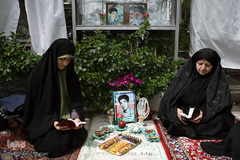 آغاز سال جدید در جوار شهدا
