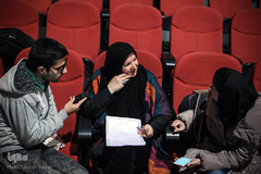 منیژه آرمین دبیر علمی جشنواره داستان انقلاب در حال مصاحبه با خبرنگاران درنشست رسانه ای هفته هنر انقلاب اسلامی
