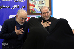 تقدیر از  خانواده شهید علی‌محمدی و شهید قشقایی از شهدای هسته ای