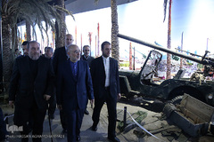 بازدید علی‌اکبر صالحی، رییس سازمان انرژی اتمی از باغ موزه دفاع مقدس