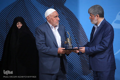 تجلیل از خانواده شهید نظام‌دوست که مزار این شهید گرانقدر در محوطه دانشگاه صدا و سیما مدفون است.