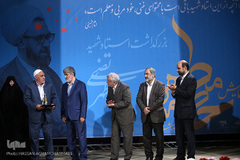 تجلیل از خانواده شهید نظام‌دوست که مزار این شهید گرانقدر در محوطه دانشگاه صدا و سیما مدفون است.