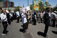 راهپیمایی نمازگزاران تهرانی در حمایت از شیخ عیسی قاسم، رهبر شیعیان بحرین