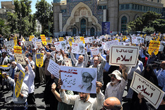 راهپیمایی نمازگزاران تهرانی در حمایت از شیخ عیسی قاسم، رهبر شیعیان بحرین