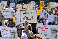 راهپیمایی نمازگزاران تهرانی در حمایت از شیخ عیسی قاسم، رهبر شیعیان بحرین