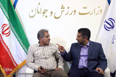 استاد رحیم خاکی،قاری بین المللی قرآن و    محمد پنجعلی، پیشکسوت فوتبال در غرفه وزارت ورزش و جوانان