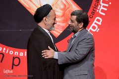 سیدعزت‌الله ضرغامی، عضو شورای عالی انقلاب فرهنگی و حجت الاسلام دعایی، مدیر مسئول روزنامه اطلاعات