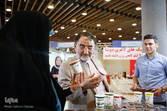 یحیی آل‌اسحاق، رئیس پیشین اتاق بازرگانی، صنایع، معادن و کشاورزی استان تهران در بازدید از نمایشگاه جامع تولیدات ملی 