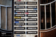 برچسب های تبلیغاتی تخلیه چاه و آژانس بر روی درب منازل