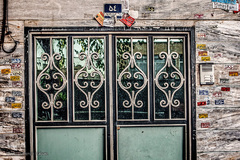 برچسب های تبلیغاتی تخلیه چاه و آژانس بر روی درب منازل