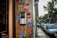 برچسب های تبلیغاتی تخلیه چاه و آژانس بر روی درب منازل