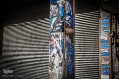 چسباندن پوسترهای انتخاباتی بر روی تیرهای چراغ برق