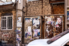 چسباندن پوسترهای انتخاباتی بر روی کیوسک برق و اموال دولتی