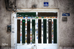 چسباندن غیر مجاز برچسب های تبلیغاتی تخلیه چاه و آژانس بر روی درب منازل