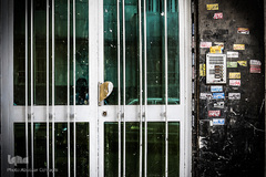 چسباندن غیر مجاز برچسب های تبلیغاتی تخلیه چاه و آژانس بر روی درب منازل