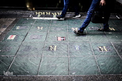 چسباندن غیر مجاز برچسب های تبلیغاتی بر روی سنگ فرش پیاده روها