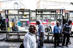 چسباندن غیر مجاز پوسترهای تبلیغاتی بر روی ایستگاه های اتوبوس شرکت واحد