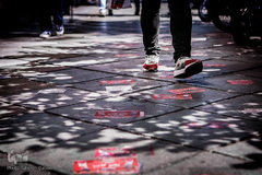 چسباندن غیر مجاز برچسب های تبلیغاتی بر روی سنگ فرش پیاده روها