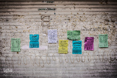 چسباندن غیر مجاز پوسترهای تبلیغاتی بر روی دیوار منازل