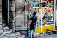 چسباندن غیر مجاز پوسترهای تبلیغاتی بر روی دیوار منازل