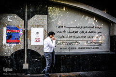 چسباندن غیر مجاز پوسترهای تبلیغاتی بر روی دیوار های عمومی شهر تهران که چهره معابر شهری را زشت کرده است