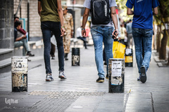 چسباندن پوسترهای تبلیغاتی بر روی دیوار های عمومی شهر تهران که چهره معابر شهری را زشت کرده است