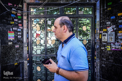 چسباندن برچسب های تبلیغاتی بر روی دیوار منازل