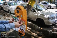 چسباندن پوستر تبلیغاتی بر روی دستگاه پارکومتر