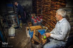 خالی کردن قاب های پر از عسل توسط زنبورداران