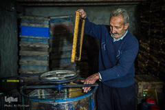 خالی کردن قاب های پر از عسل توسط زنبورداران