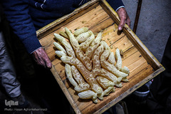 تصویری از یک موم طبیعی که توسط زنبور عسل ساخته شده است