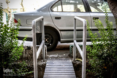 پارک خودرو در مقابل پل عابرین پیاده