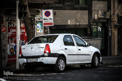 پارک خودرو در مقابل تابلوی پارک ممنوع