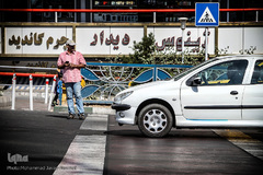 توقف راننده متخلف بر روی خط عابر پیاده 