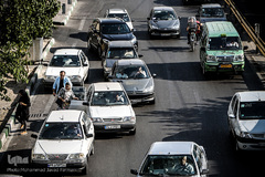 توقف غیر مجاز برای پیاده کردن مسافر توسط راننده متخلف که باعث بوجود آمدن ترافیک شده است