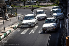 توقف غیر مجاز برای پیاده کردن مسافر توسط راننده متخلف که باعث بوجود آمدن ترافیک شده است