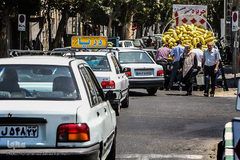 ترافیک بوجود آمده به دلیل توقف غیر مجاز خودرو میوه فروش 