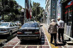 پارک خودرو در مسیر عابرین پیاده