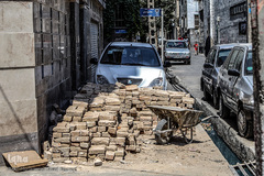 سد معابر عمومی با مصالح ساختمانی و پارک خودرو در پیاده رو