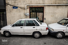 پارک خودرو در مقابل درب خانه