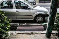 پارک خودرو در مقابل پل عابرین پیاده