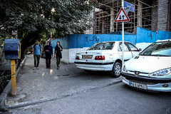 پارک خودرو در مسیر عابرین پیاده