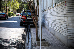 پارک خودرو در مسیر عابرین پیاده