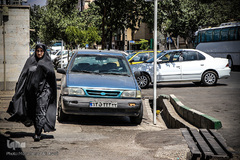 پارک خودرو در مسیر عابرین پیاده