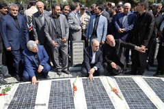 حضور محمدعلی نجفی، شهردار تهران بر مزار شهدای هشت سال دفاع مقدس