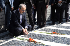 حضور محمدعلی نجفی، شهردار تهران بر مزار شهدای هشت سال دفاع مقدس